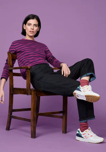 Langarmshirt in Lila mit maritimen Streifen, gefertigt aus 100% organischer Baumwolle, zertifiziert nach GOTS-Standards.