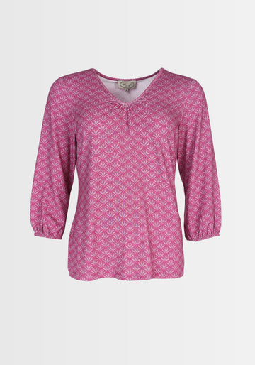 Detailansicht der 3/4-Ärmel des Shirts „Andria“ in Himbeerrot, mit elastischem Gummibündchen. Dieser moderne Schnitt sorgt für einen optimalen Sitz und unterstreicht den legeren, dennoch eleganten Look.

