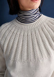 Fair produzierter Stone Chat Pullover in Beige aus atmungsaktiver Bio-Baumwolle. Mit klassischem Rundhals und Feder-Muster an den Raglanärmeln.