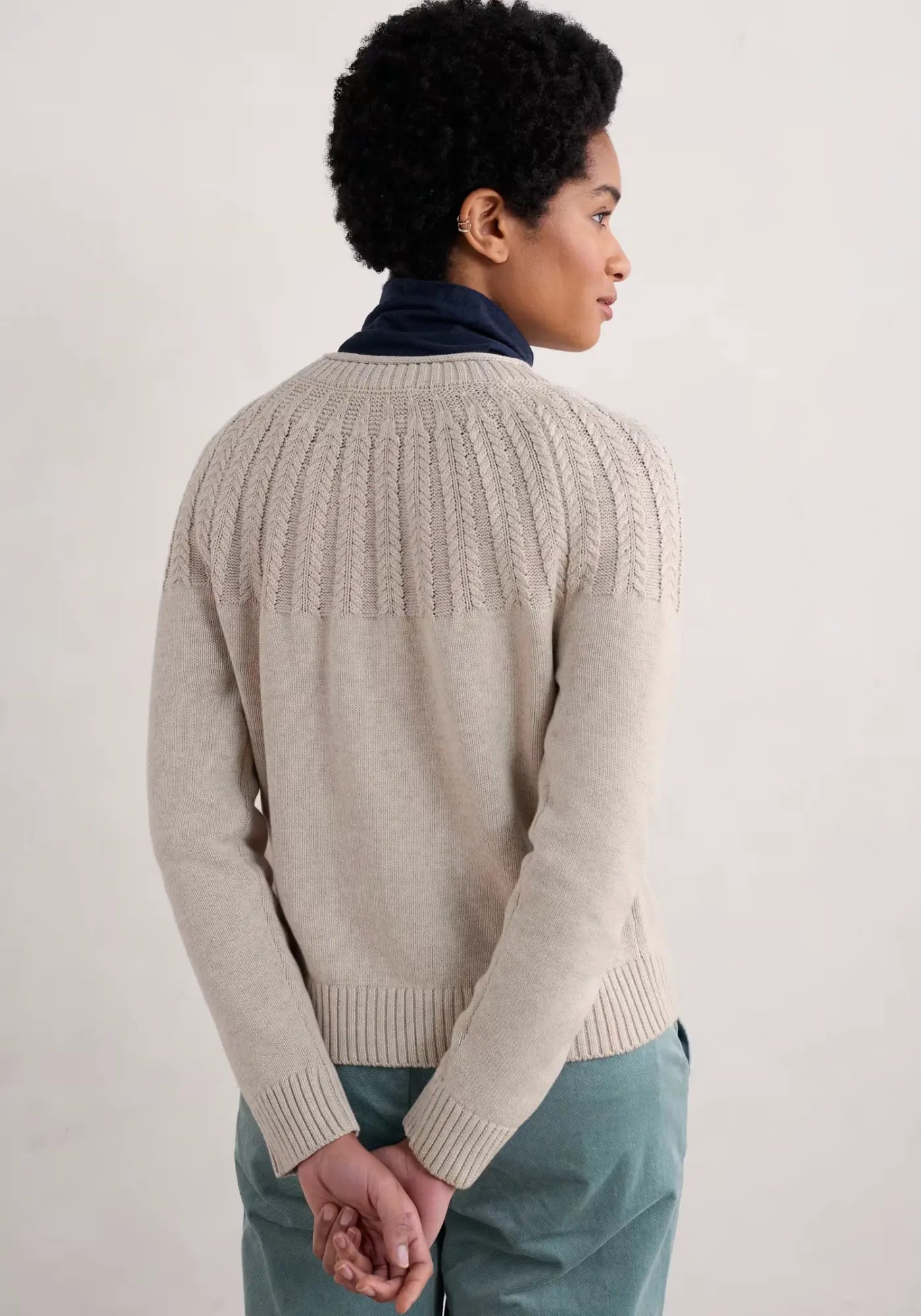 Beiger Stone Chat Pullover aus weicher Bio-Baumwolle. Mit Feder-Muster an Joch und Raglanärmeln. Ideal für entspannte und gemütliche Outfits.