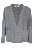 Rachel Strickjacke in Grau: Zeitloser Cardigan mit aufgesetzten Taschen und lockerer Passform. Perfekt kombinierbar für einen modernen Look.