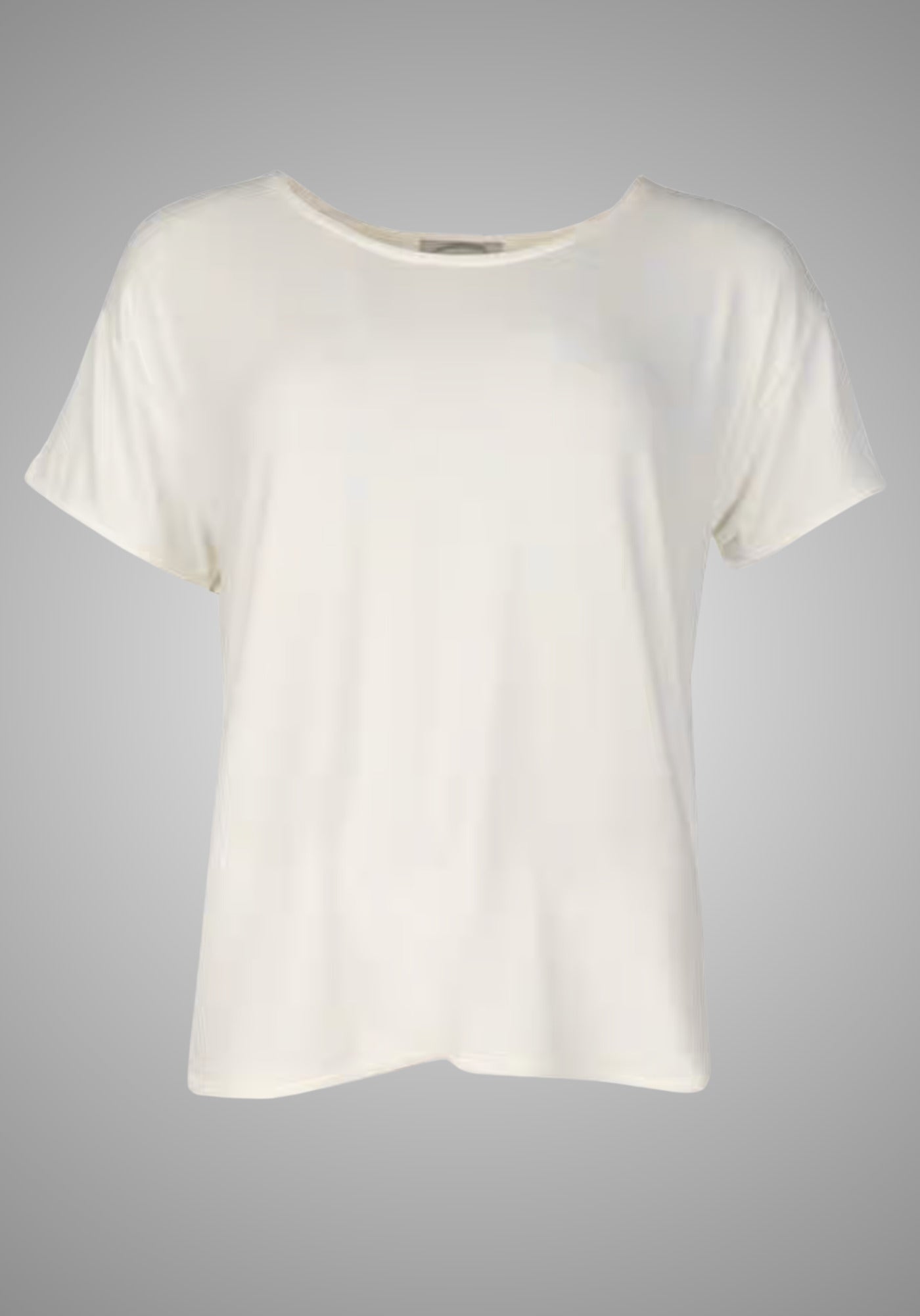 Freigestelltes T-Shirt „Betzi“ in zartem Ivory aus LENZING™ ECOVERO™-Viskose und Elasthan, mit schlichtem Rundhalsausschnitt und lockerem Kurzarmschnitt.