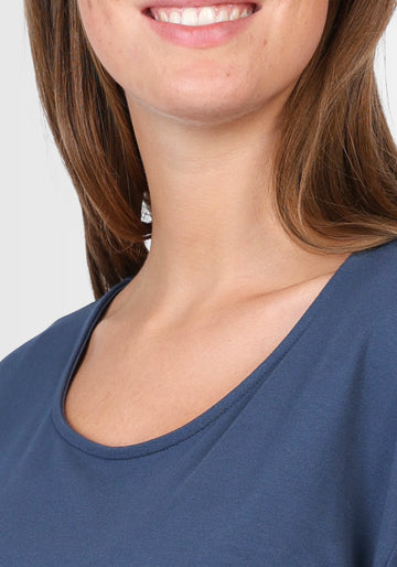 Nahaufnahme des runden Halsausschnitts vom T-Shirt „Betzi“ in Navy, das dank LENZING™ ECOVERO™-Viskose angenehm auf der Haut liegt.