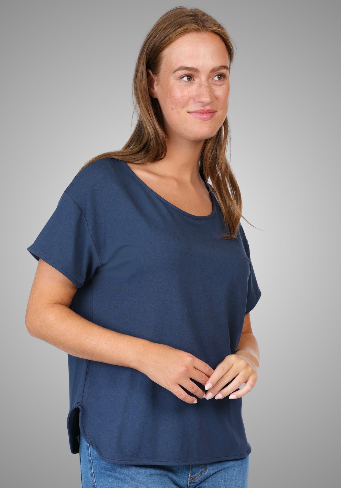 Model trägt das navyblaue T-Shirt „Betzi“ mit rundem Halsausschnitt und kurzem Ärmel, aus 95% LENZING™ ECOVERO™ Viskose und 5% Elasthan.