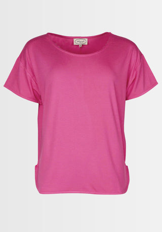 Freigestelltes T-Shirt „Betzi“ in kräftigem Pinkton, aus 95% LENZING™ ECOVERO™ Viskose und 5% Elasthan, ideal für einen bequemen und stylischen Alltagslook.