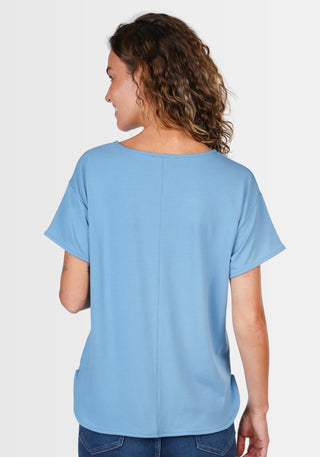 Die Rückseite des Shirts „Betzi“ zeigt den lockeren, bequemen Schnitt und die dezente Mittelnaht, ideal für entspannte Looks im Alltag.

