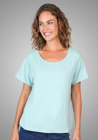 Lifestyle-Aufnahme des T-Shirts "Betzi" in Turquoise, stilvoll kombiniert mit einer Jeans und dezenten Accessoires – ideal für einen frischen, entspannten Look im Alltag.