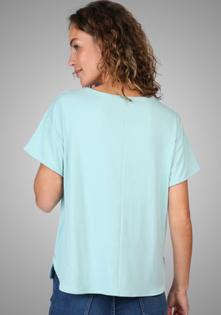 Rückansicht des Basic T-Shirts "Betzi" in Turquoise, das durch seinen schlichten, einfarbigen Look und die komfortable Passform besticht.

