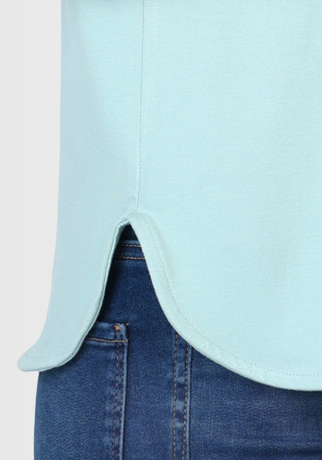 Seitenansicht des T-Shirts "Betzi" in Turquoise, die den lockeren Schnitt und die kurzen Ärmel hervorhebt – perfekt kombinierbar mit Jeans oder Rock für einen entspannten Alltagslook.