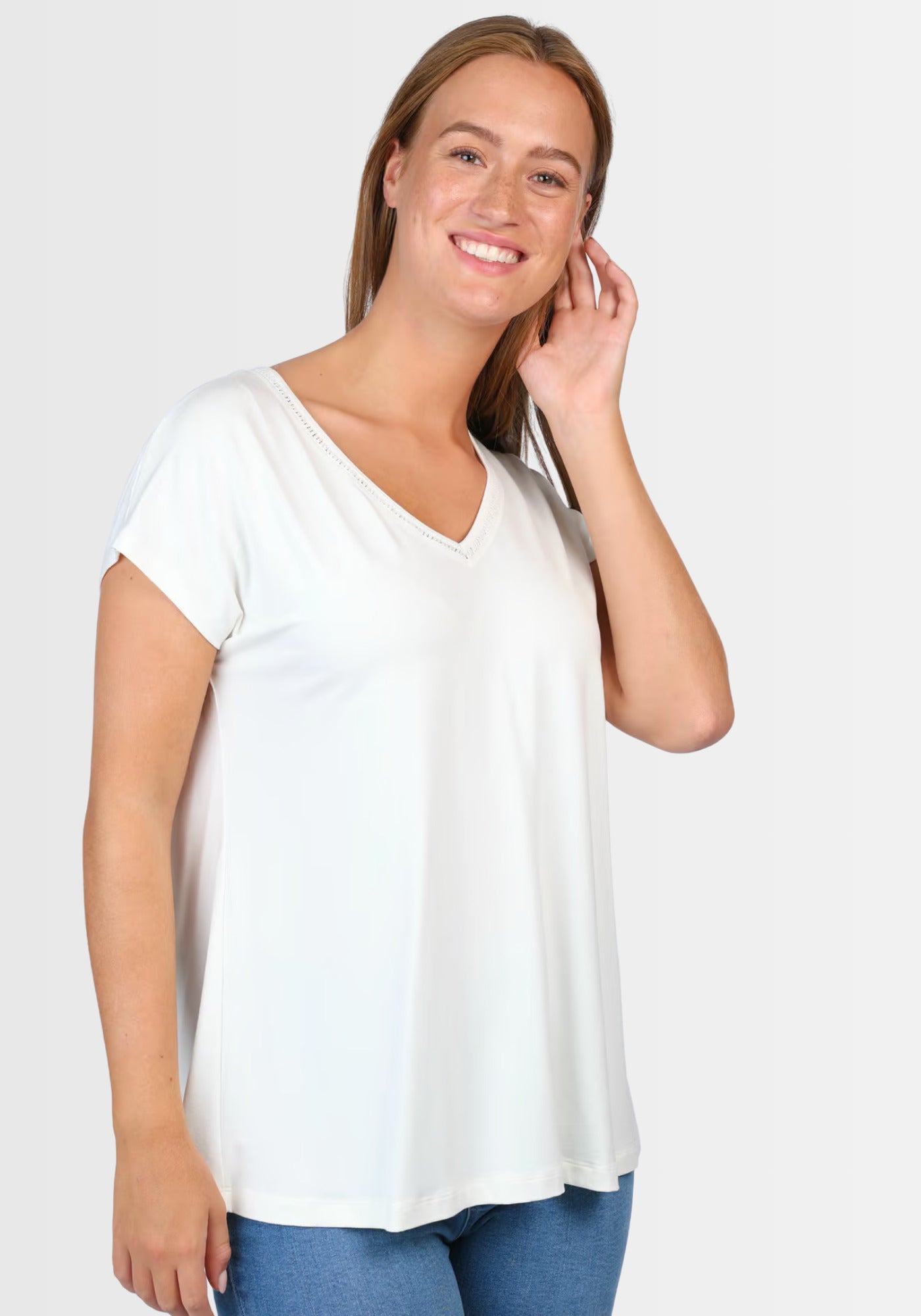 Frontansicht des luftigen T-Shirts „Nylara“ in Ivory von Sorgenfri Sylt, gefertigt aus 95% LENZING™ ECOVERO™ Viskose und 5% Elasthan. Das Shirt besticht durch seinen raffinierten V-Ausschnitt und den lockeren, sommerlichen Look.

