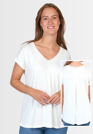 Lifestyle-Aufnahme des T-Shirts „Nylara“ in Ivory, getragen in einem frischen, sommerlichen Outfit. Der komfortable, lockere Schnitt und der elegante V-Ausschnitt machen das Shirt zu einem unverzichtbaren Basic.

