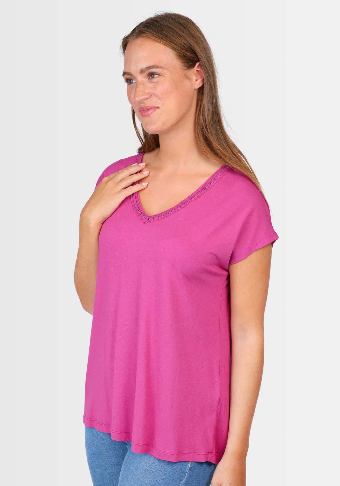 Frontansicht des T-Shirts "Nylara" in leuchtendem Himbeerrot (raspberry) von Sorgenfri Sylt. Das luftige Shirt besticht durch seinen raffinierten V-Ausschnitt und den lockeren Schnitt aus 95% LENZING™ ECOVERO™ Viskose und 5% Elasthan.


