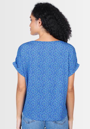 Rückansicht des kurzärmeligen T-Shirts „Vroni“ in tiefem Blau. Der elastische Stoff aus LENZING™ ECOVERO™ Viskose betont den lockeren, femininen Stil und passt sich unterschiedlichen Figurtypen an.

