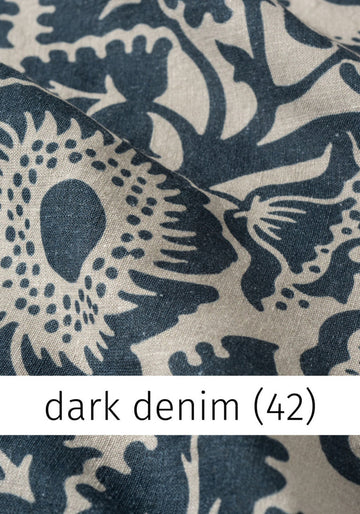 Detailaufnahme des floralen Stoffmusters in Dunkelblau (dark denim) auf beigem Untergrund des Leinen-Blusenshirts "Tinna" von Heidekönigin.