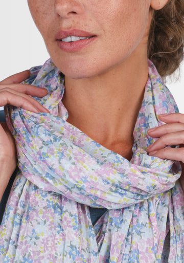 Nahaufnahme des floralen Drucks des Tuchs „Inesse – light blue“. Die hochwertige Baumwolle zeigt einen feinen, harmonischen Farbverlauf in zarten Blautönen und akzentuierten Musterdetails.

