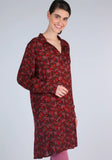 Die Magda Tunika in Rot mit ihrem floralen Print und Hemdblusenkragen bringt stilvolle Leichtigkeit in deine Garderobe. Ein Must-Have für den Spätsommer.