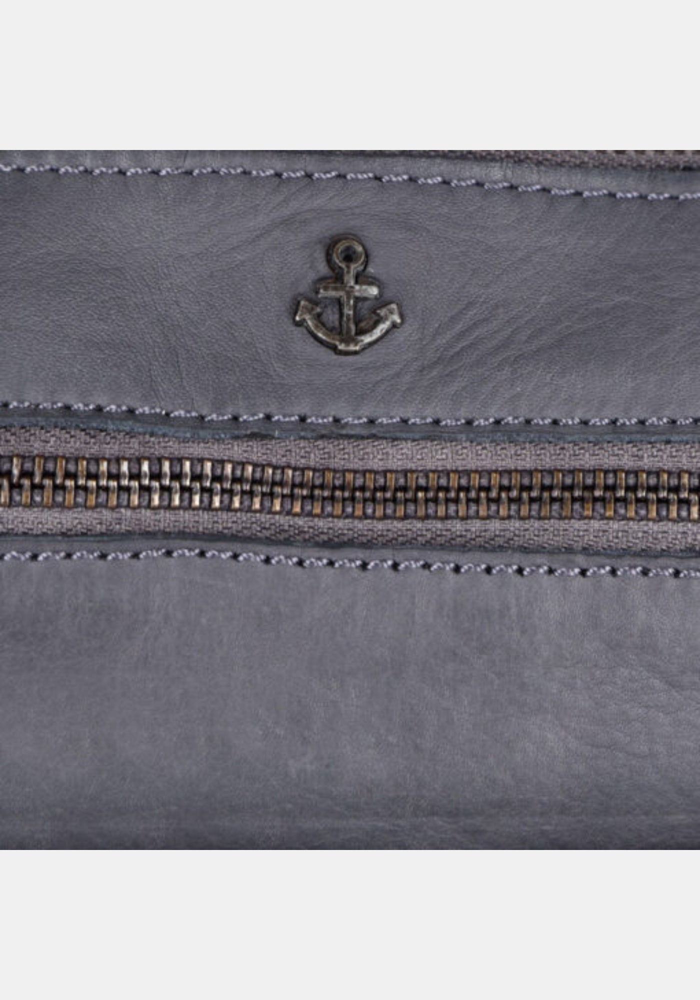 Makroaufnahme Umhängetasche Isalie Harbour 2nd aus geschmeidigem Rindleder – dolphin grey mit metallischen Nieten | Detailaufnahme
