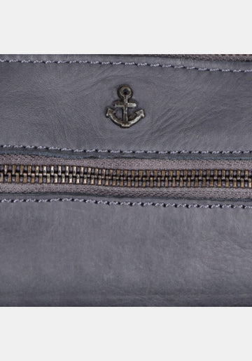 Makroaufnahme Umhängetasche Isalie Harbour 2nd aus geschmeidigem Rindleder – dolphin grey mit metallischen Nieten | Detailaufnahme