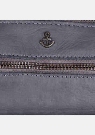 Makroaufnahme Umhängetasche Isalie Harbour 2nd aus geschmeidigem Rindleder – dolphin grey mit metallischen Nieten | Detailaufnahme