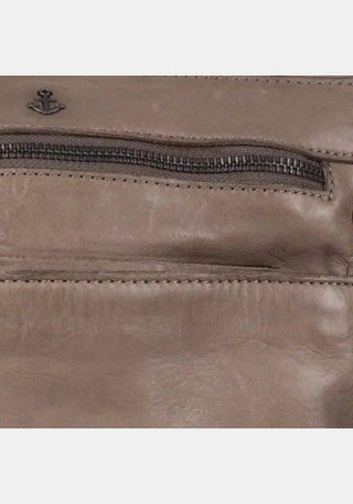 Nahaufnahme Umhängetasche Isalie Harbour 2nd dusty geschmeidiges Rindleder Anchor Love Kollektion mit Metallnieten und feiner Ziernaht
