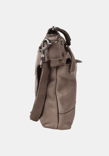 Seitenansicht Umhängetasche Isalie Harbour 2nd dusty geschmeidiges Rindleder Anchor Love Kollektion mit verstellbarem Schulterriemen und Karabinerhaken