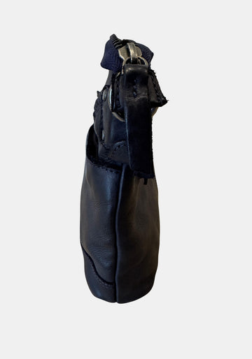 Seitenansicht Umhängetasche Isalie Harbour 2nd navy geschmeidiges Rindleder Anchor Love Kollektion mit abnehmbarem, längenverstellbarem Schulterriemen