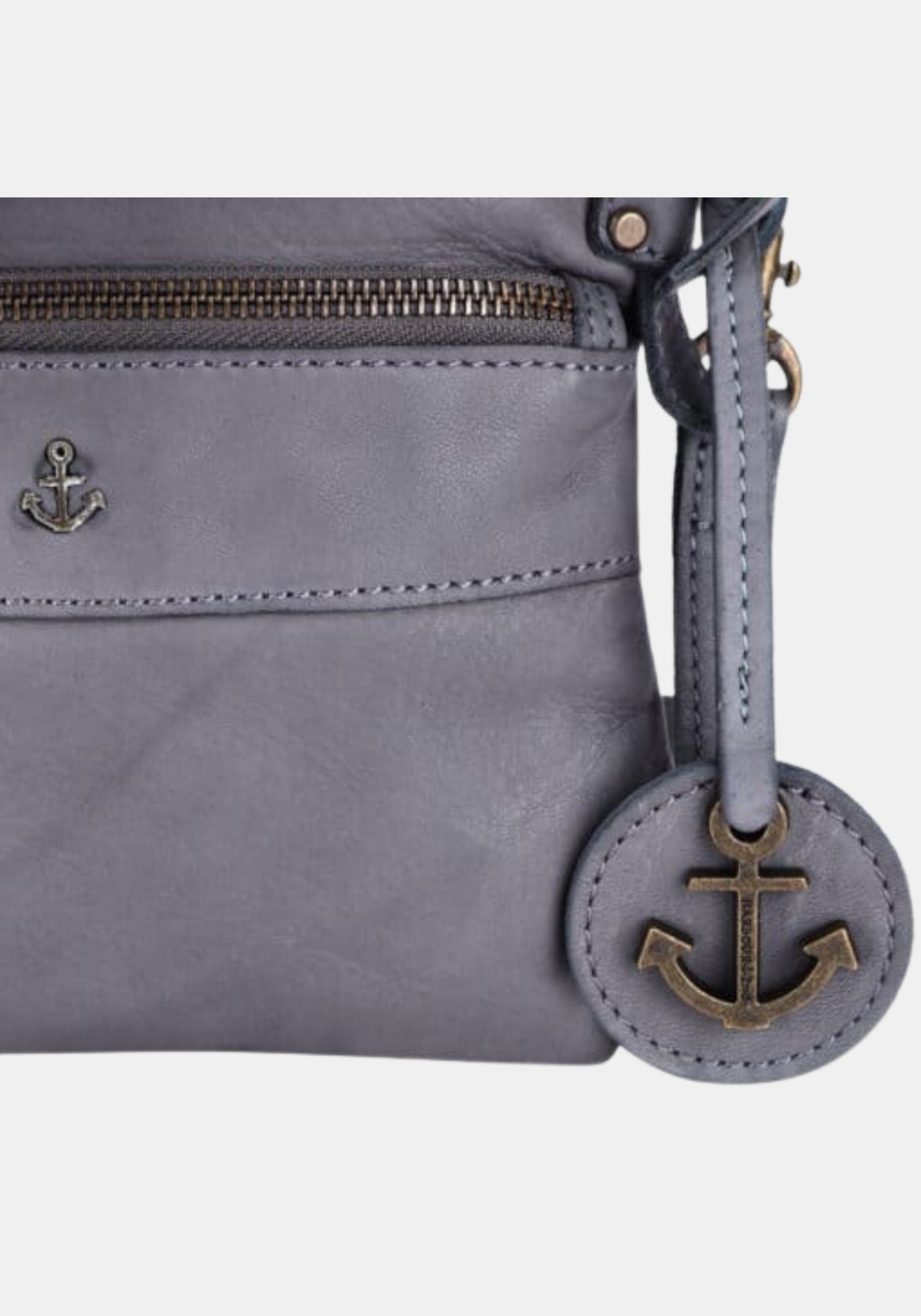 Anker-Anhänger an Tasche Taliza Harbour 2nd gezeigt aus gewaschenem Leder – dolphin grey | handgefertigt | Makroaufnahme