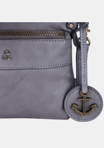 Anker-Anhänger an Tasche Taliza Harbour 2nd gezeigt aus gewaschenem Leder – dolphin grey | handgefertigt | Makroaufnahme