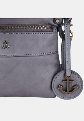 Anker-Anhänger an Tasche Taliza Harbour 2nd gezeigt aus gewaschenem Leder – dolphin grey | handgefertigt | Makroaufnahme