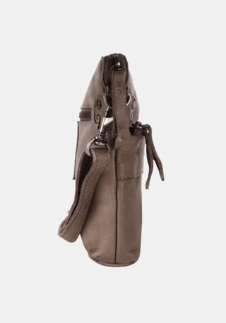 Umhängetäschchen Taliza Harbour 2nd gezeigt aus gewaschenem Rindleder – dusty