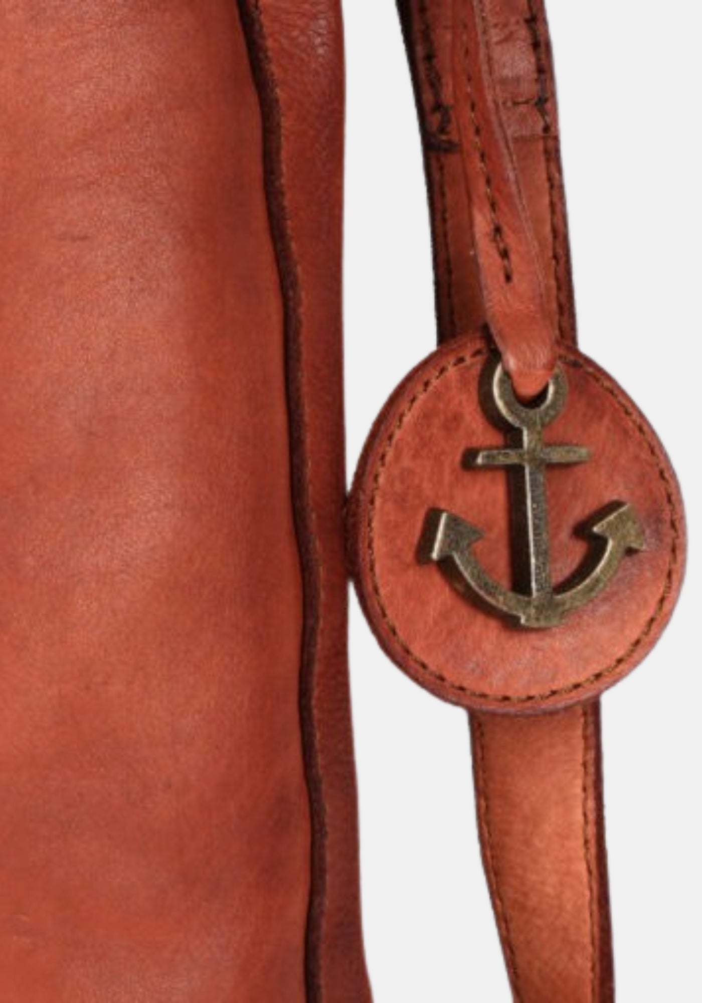 Makroaufnahme Anker-Patch Schultertasche Vera Harbour 2nd aus gewaschenem Rindleder – charming cognac | Detailansicht