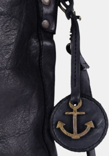 Makroaufnahme Anker-Patch Schultertasche Vera Harbour 2nd aus gewaschenem Rindleder – dark ash | Detailansicht