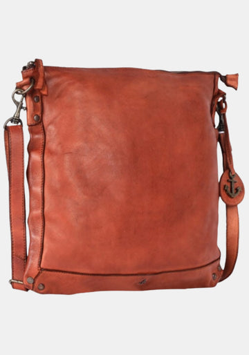 Schrägansicht Schultertasche Vera Harbour 2nd aus gewaschenem Rindleder – charming cognac mit weichem Griff | Perspektive