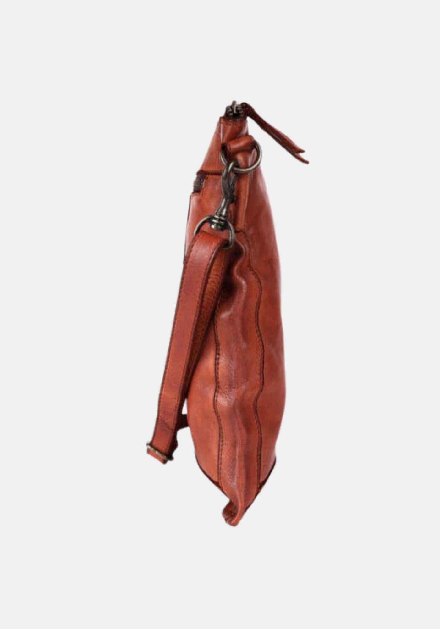 Seitenprofil Schultertasche Vera Harbour 2nd aus gewaschenem Rindleder – charming cognac mit längenverstellbarem Schulterriemen | Profil