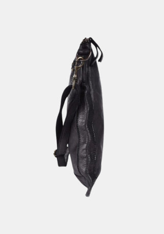 Seitenprofil Schultertasche Vera Harbour 2nd aus gewaschenem Rindleder – dark ash mit längenverstellbarem Schulterriemen | Profil