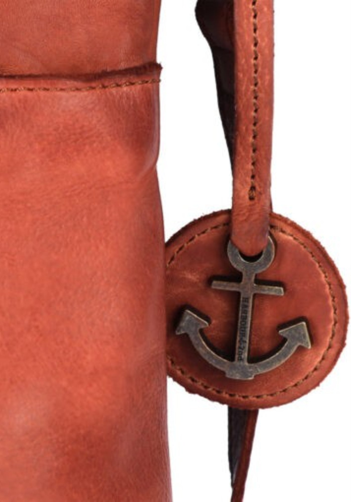 Makroaufnahme Anker-Patch an Umhängetasche Zora Harbour 2nd aus gewaschenem Rindleder – charming cognac | Detailansicht