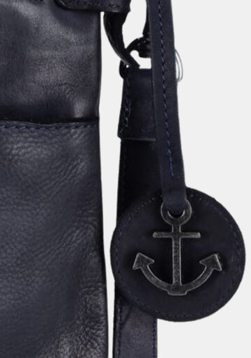 Makroaufnahme Anker-Patch Umhängetasche Zora Harbour 2nd aus gewaschenem Rindleder – midnight navy | Detailansicht