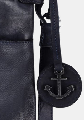 Makroaufnahme Anker-Patch Umhängetasche Zora Harbour 2nd aus gewaschenem Rindleder – midnight navy | Detailansicht
