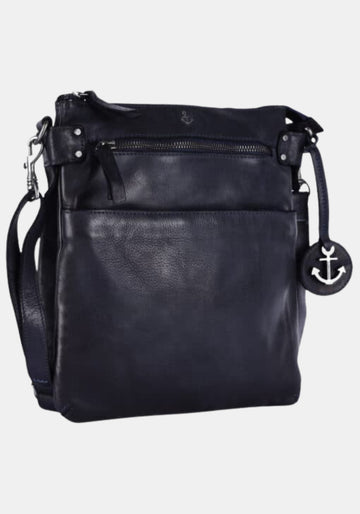 Schrägansicht Umhängetasche Zora Harbour 2nd aus gewaschenem Rindleder – midnight navy mit dezentem Used Look | Perspektive