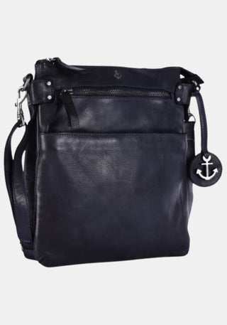 Schrägansicht Umhängetasche Zora Harbour 2nd aus gewaschenem Rindleder – midnight navy mit dezentem Used Look | Perspektive
