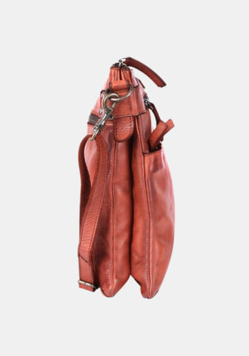 Seitenprofil Umhängetasche Zora Harbour 2nd aus gewaschenem Rindleder – charming cognac mit Karabinerhaken & schmalem Umhängegurt | Seitenansicht