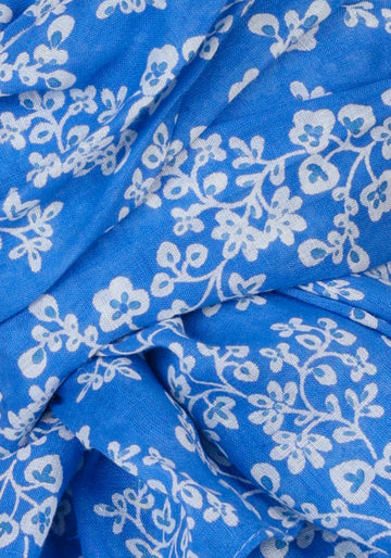 Makroaufnahme zeigt floralen Print in Lykka du Nord Tuch Vina aus Bio‑Baumwolle – lapis | GOTS‑zert. | Makroansicht