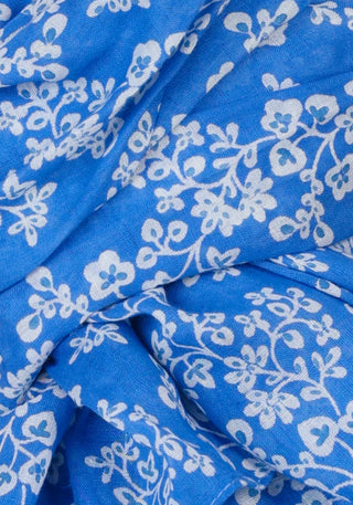 Makroaufnahme zeigt floralen Print in Lykka du Nord Tuch Vina aus Bio‑Baumwolle – lapis | GOTS‑zert. | Makroansicht