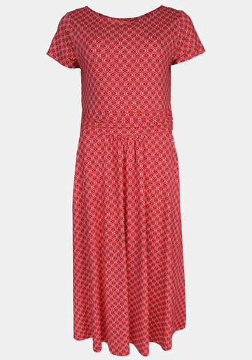 Flach ausgelegtes Sorgenfri Sylt Kleid Malind Summer Tile – rubin | Midilänge mit grafischem Allover‑Print