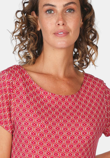 Makroaufnahme grafisches Muster am Sorgenfri Sylt Kleid Malind Summer Tile – rubin | Detail des Tile‑Prints in Rot