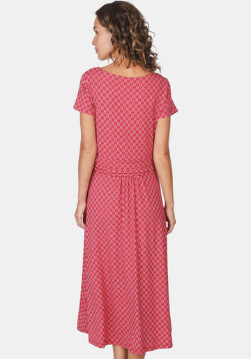 Rückansicht Modell im Sorgenfri Sylt Kleid Malind Summer Tile – rubin | U‑Boot‑Ausschnitt und taillierte Silhouette von hinten