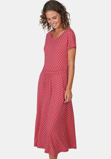 Seitenansicht Modell im Sorgenfri Sylt Kleid Malind Summer Tile – rubin | Midilänge und Eingrifftaschen im Profil